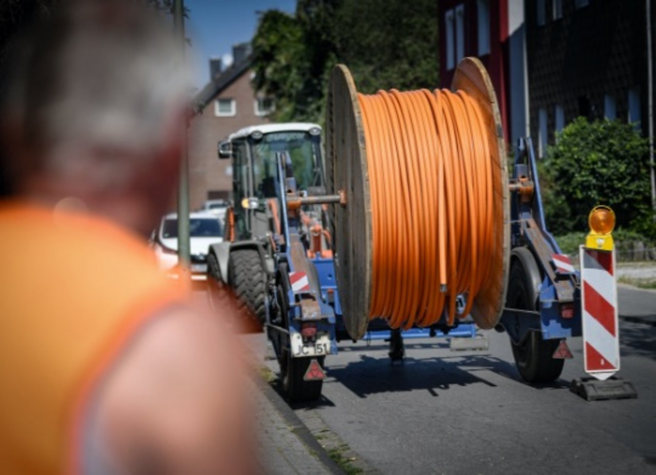Große Rolle Glasfaserkabel auf Baustelle Große Rolle Glasfaserkabel auf Baustelle