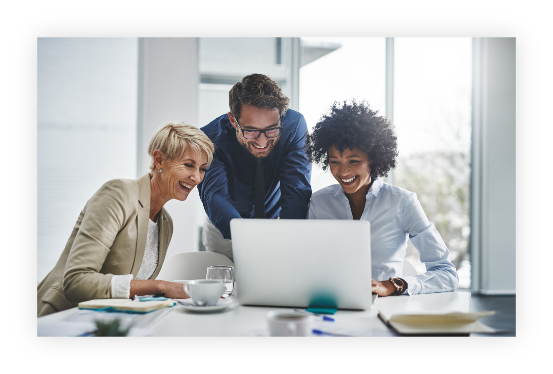 Business-Team rund um ein Laptop