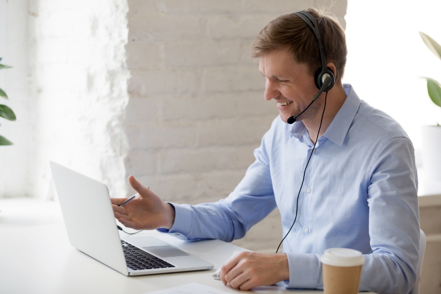 Mann mit Headset vor Rechner