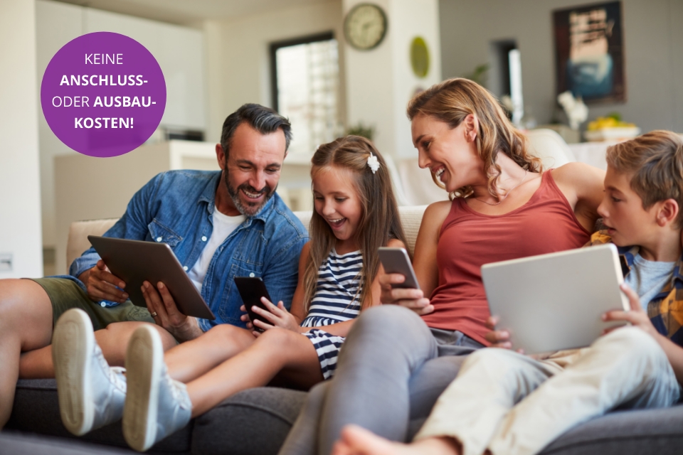 Fröhliche Familie mit digitalen Endgeräten auf Sofa Fröhliche Familie mit digitalen Endgeräten auf Sofa