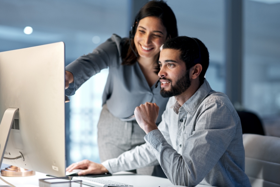 Business People vor Bildschirm
