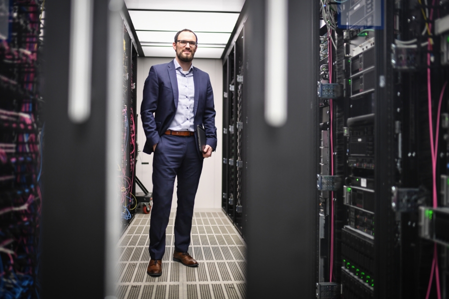 Mann in IT Server-Landschaft