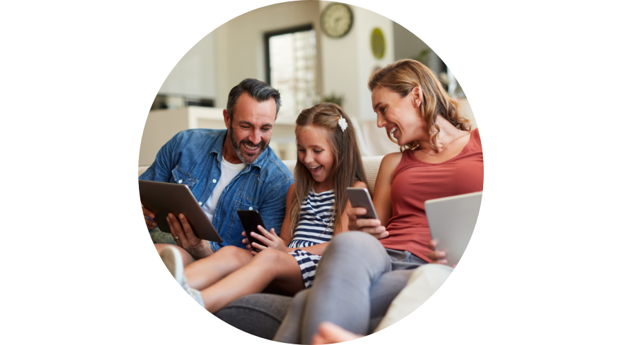 Familie mit digitalen Endgeräten auf Sofa Familie mit digitalen Endgeräten auf Sofa