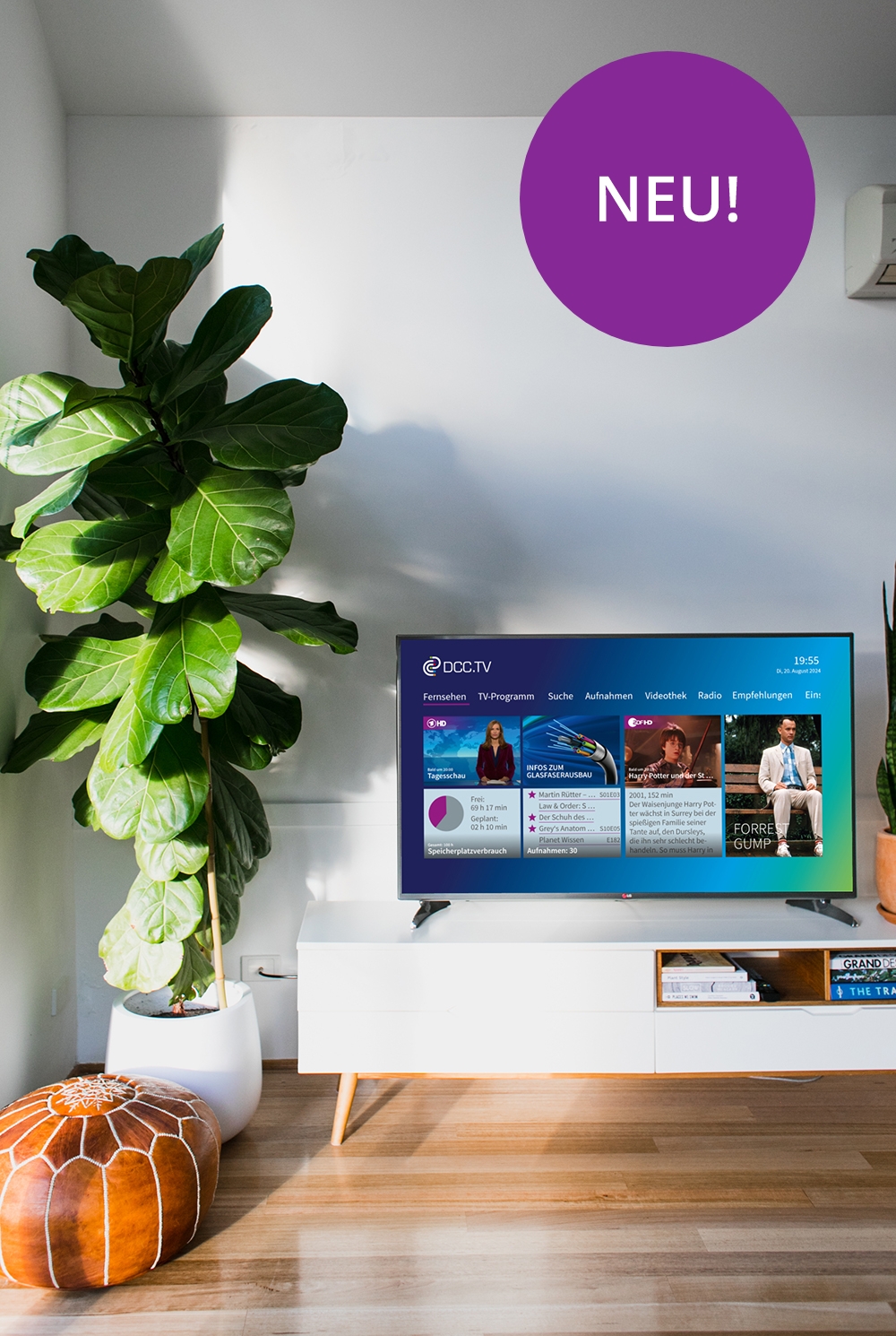 Fernseher mit DCC.TV Screen auf Sideboard Fernseher mit DCC.TV Screen auf Sideboard