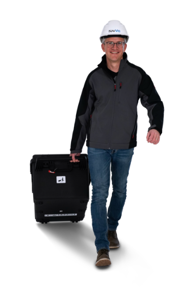 Mann mit NavVis Hardware im Rollkoffer