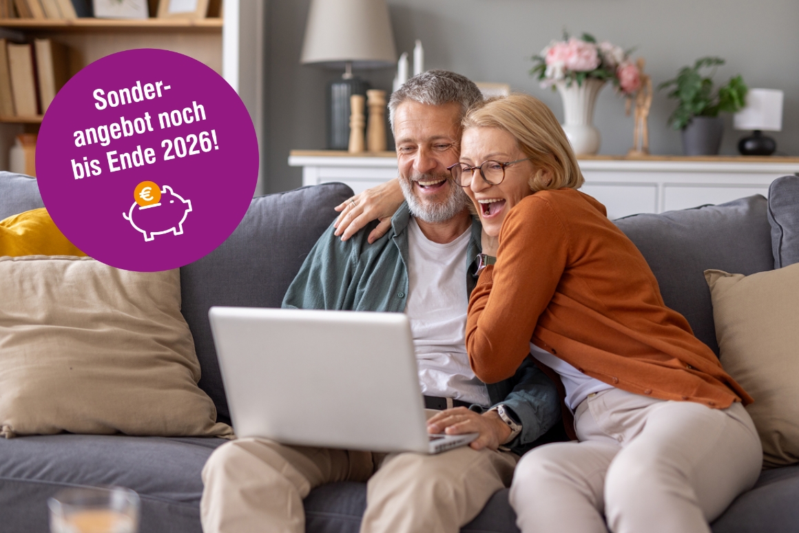 Bild von Ehepaar mit Laptop auf Sofa