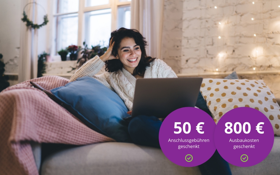 Frau mit Laptop auf Sofa Frau mit Laptop auf Sofa