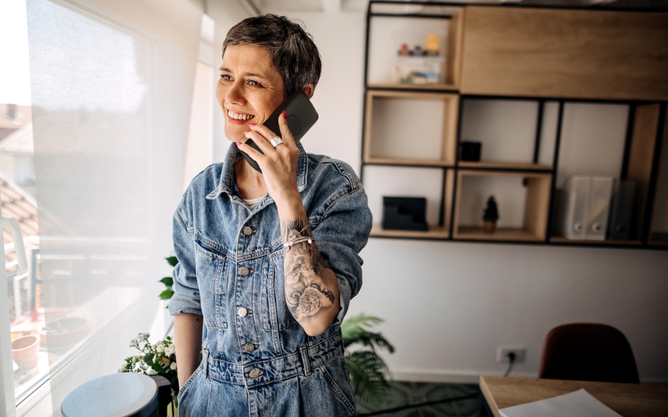 Frau telefoniert im Wohnzimmer Frau telefoniert im Wohnzimmer