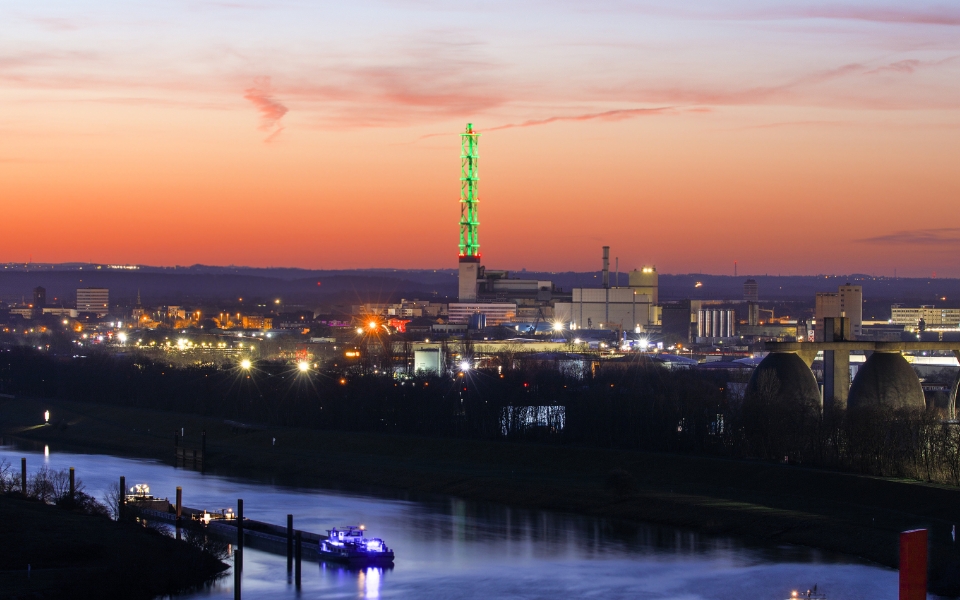 Nachtaufnahme Duisburg mit Stadtwerketurm
