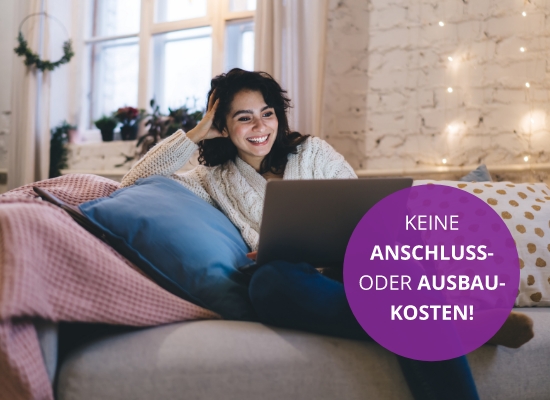 Frau mit Laptop auf Sofa Frau mit Laptop auf Sofa
