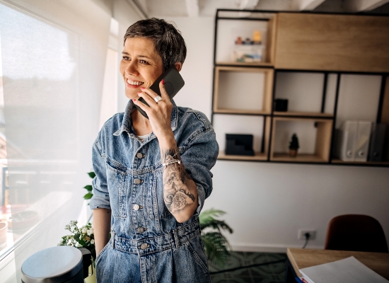 Frau telefoniert im Wohnzimmer Frau telefoniert im Wohnzimmer